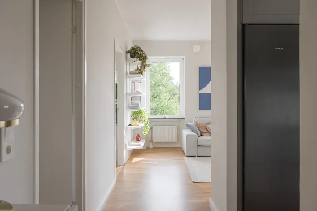 Hallway - Luxury Flat with Ballingslöv Kitchen in Green Setting