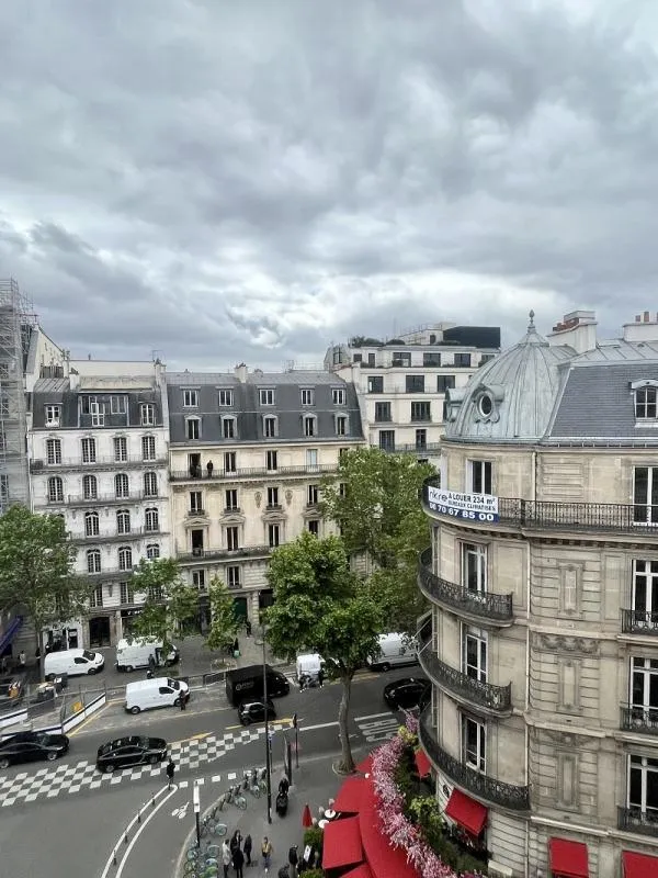 Balcony - Bright 2-Bed Flat near Saint-Lazare, Paris