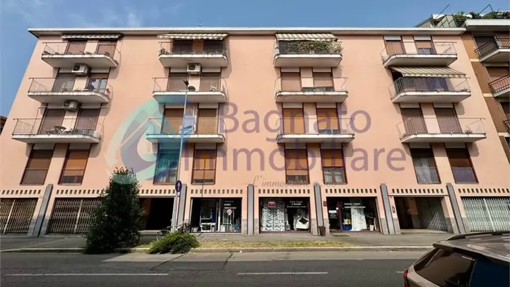 Extérieur - Three-Bedroom Apartment with Balcony in Novara