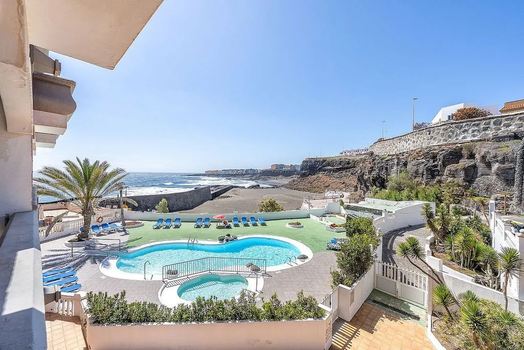 Piscine - Seafront Apartment with Pool in La Estrella, Telde