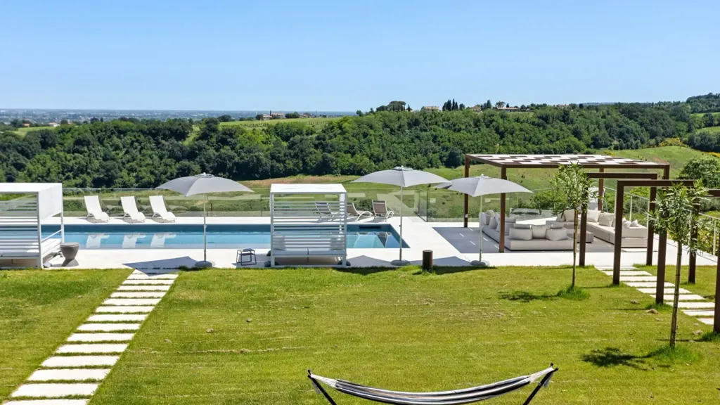 Piscine - Contemporary Villa with Pool in Imola