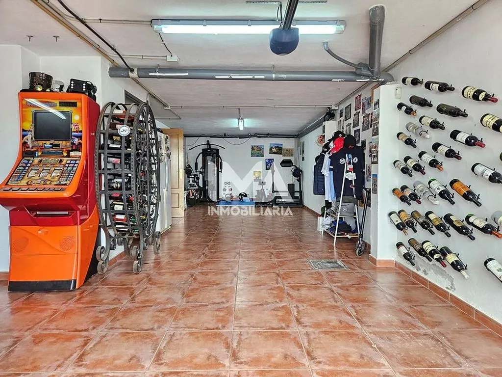 Garage - Chalet with Pool and Terrace in Montepilar