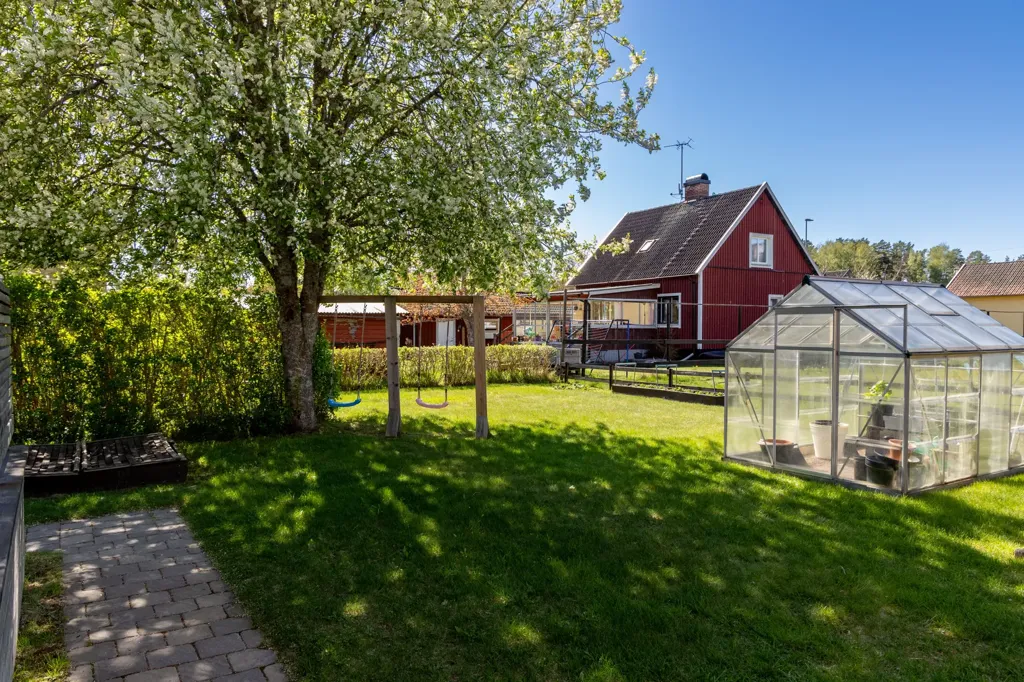 Jardin - Detached House with Spa in Fågelfors