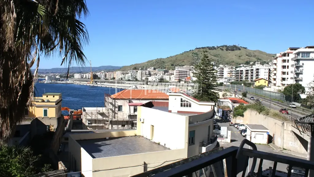 Rõdu - Panoramic Penthouse with Balcony in Reggio Calabria