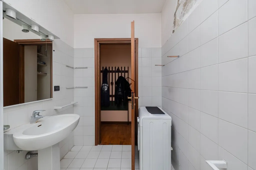 Bathrooms - Luxury Villa with Private Garden in Milan
