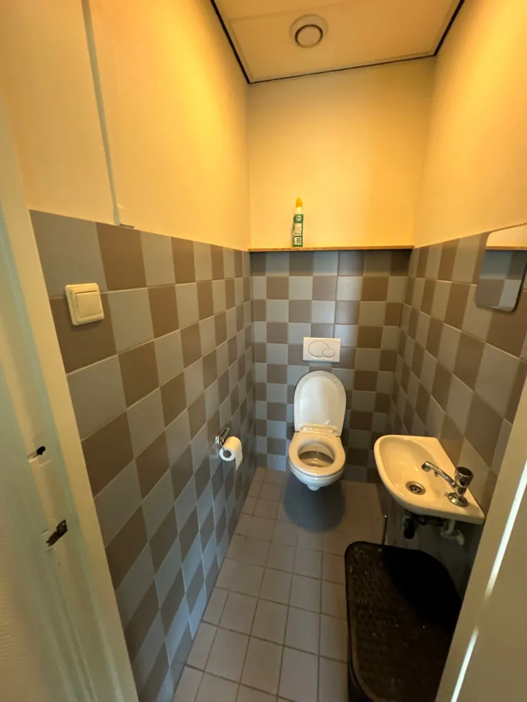 Salles de bain - Apartment with Central Heating in Groningen Centre