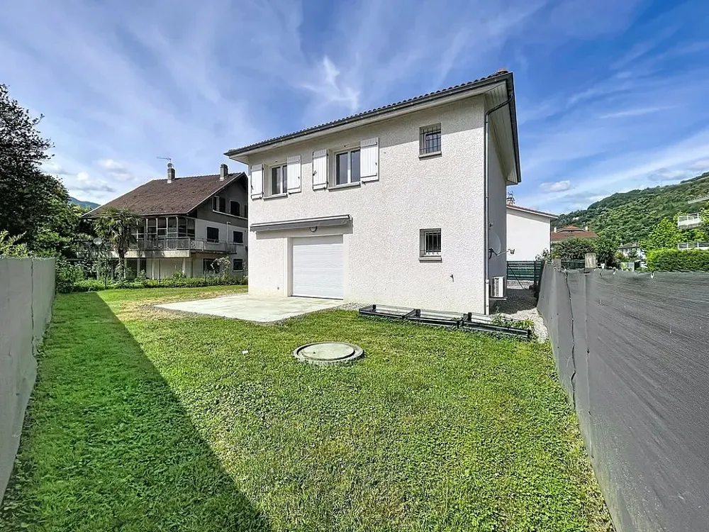 Aed - Contemporary House with Garden in Versoud