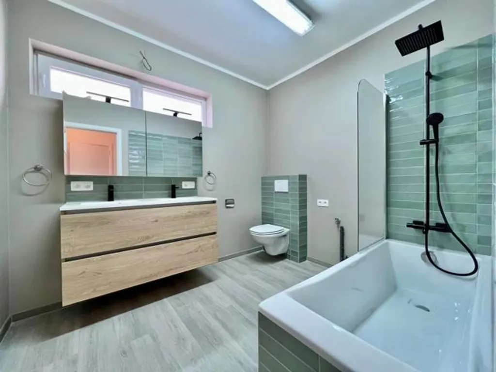 Salles de bain - Appartement de rez-de-chaussée avec jardin à Stockel