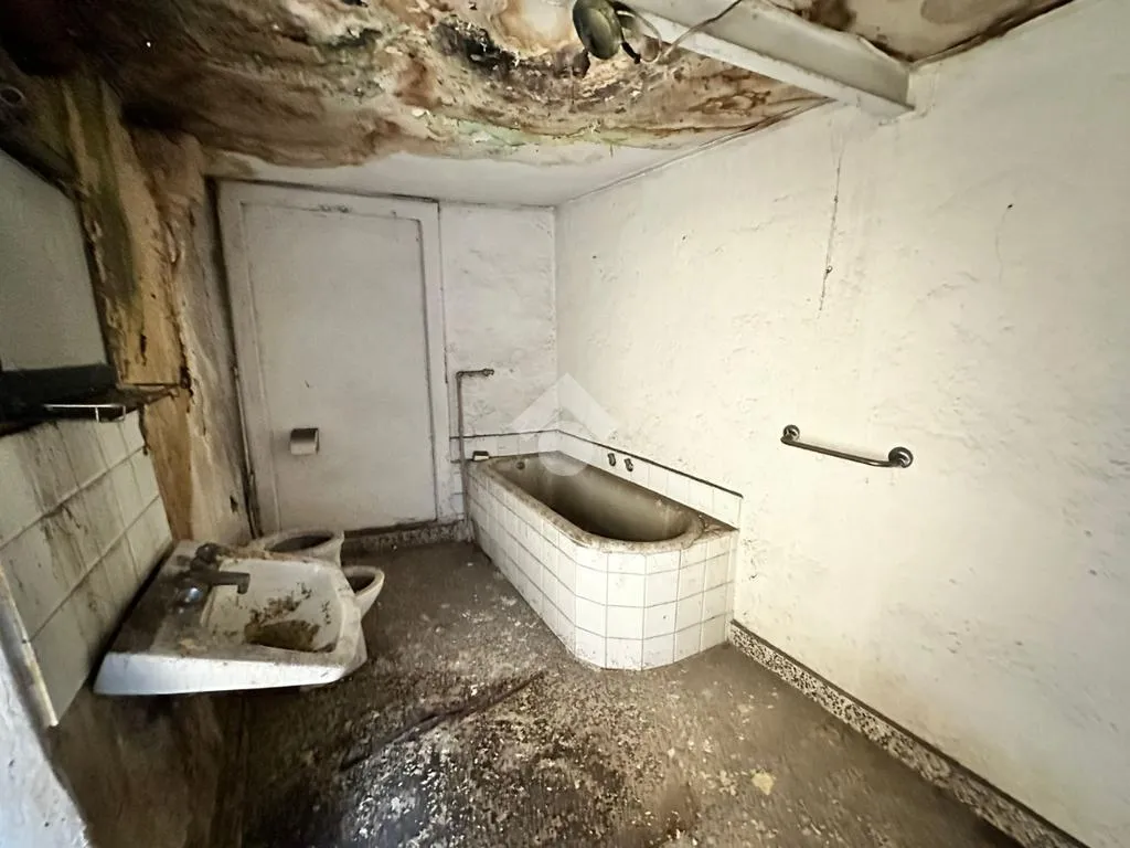Salles de bain - Rustic Property with Potential in Ciserano