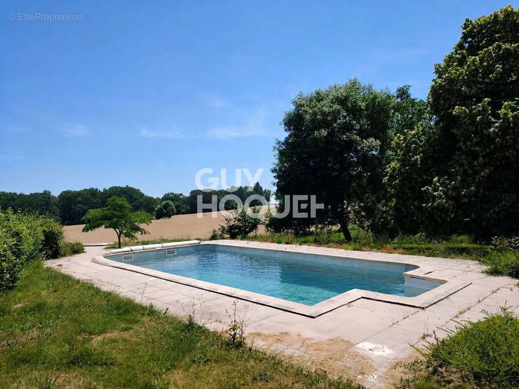 Bassein - House with Pool in Eyre Moncube