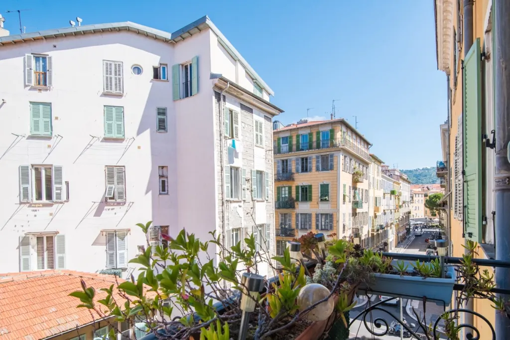 Balcony - 3-Bedroom Apartment with Balcony in Nice Port