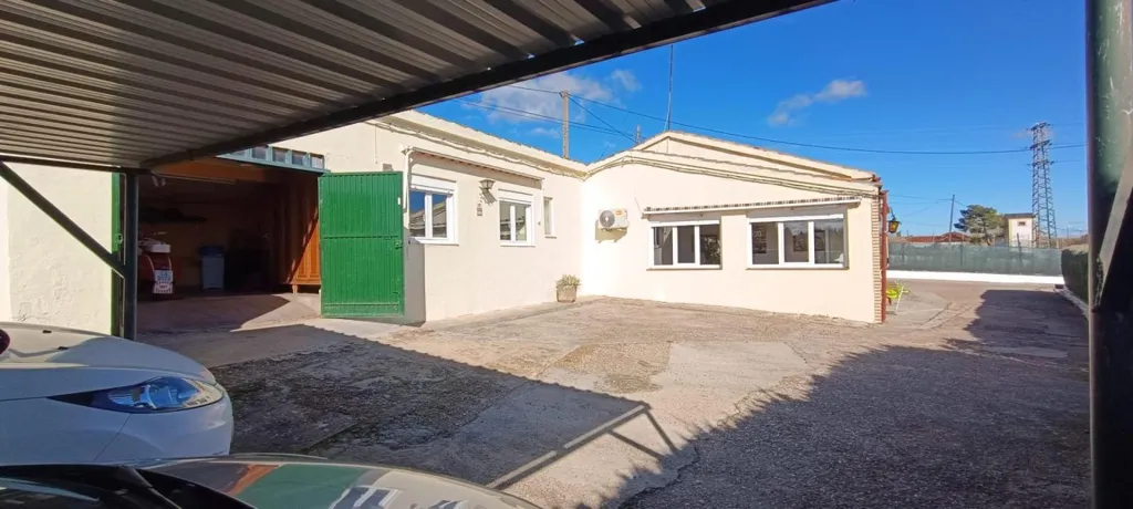 Garage - House with Pool in Zamora