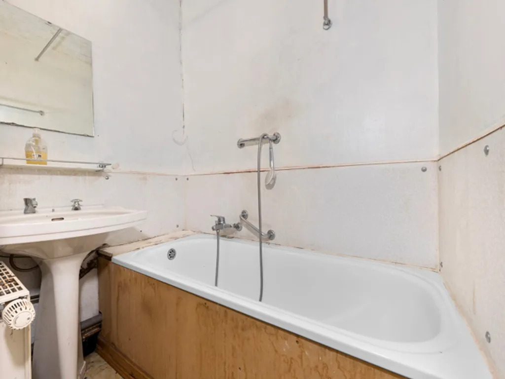 Bagni - 2-Bedroom Renovation Project in Léglise