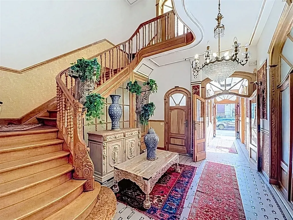 Toad - Art Deco Masterpiece with Garden in Prestigious Avenue