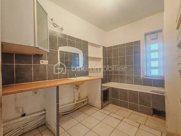 Salles de bain - Maison à Fort Potentiel avec Balcon à Saint-Geniès-de-Malgoirès