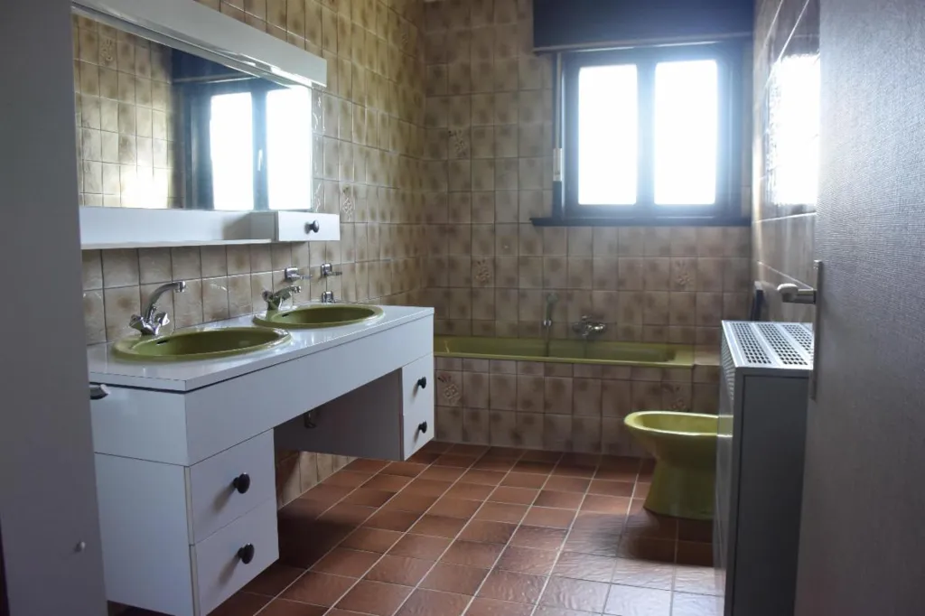 Salles de bain - Villa avec Terrasse et 4 Façades à Proximité