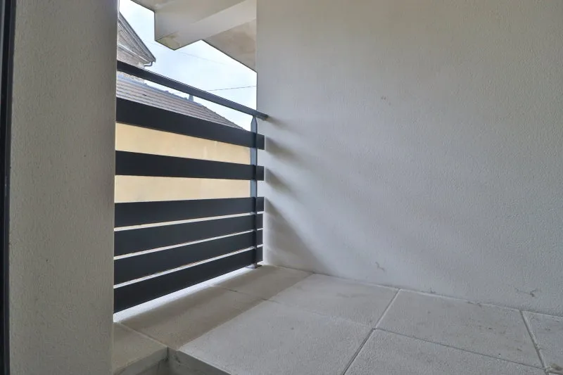 Rõdu - Studio with Balcony in Recent Building