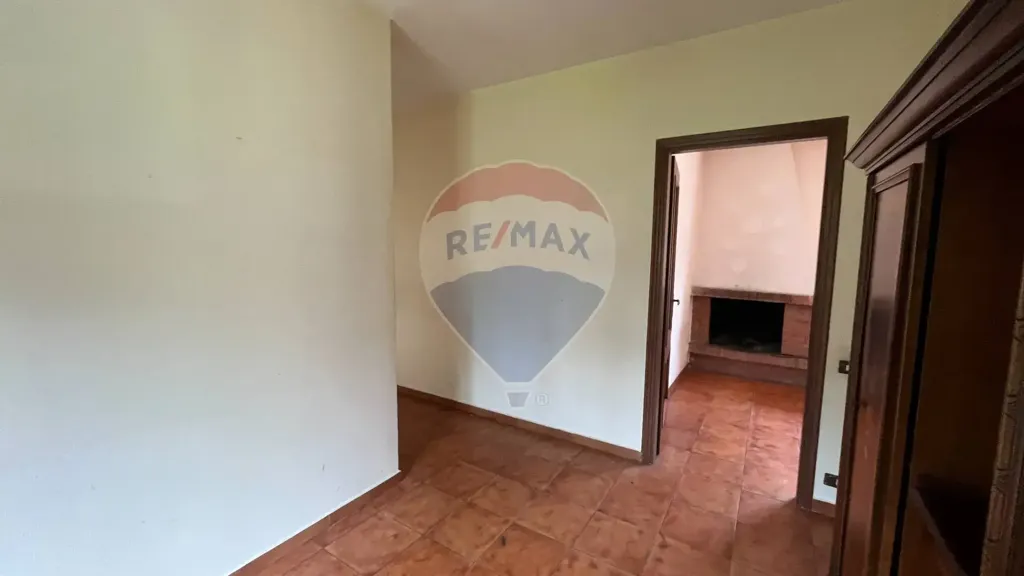 Esik - Multi-Level Apartment with Terrace in Caprino Bergamasco