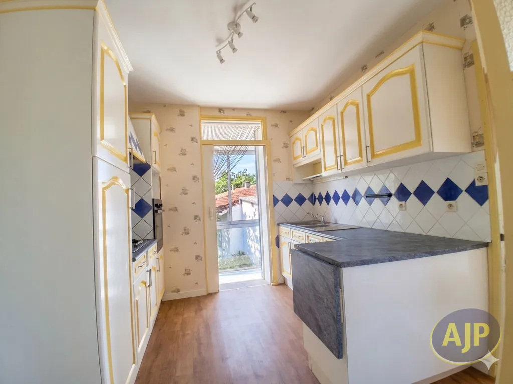 Köök - 3-Bedroom House with Garden in Saintes Rive Droite