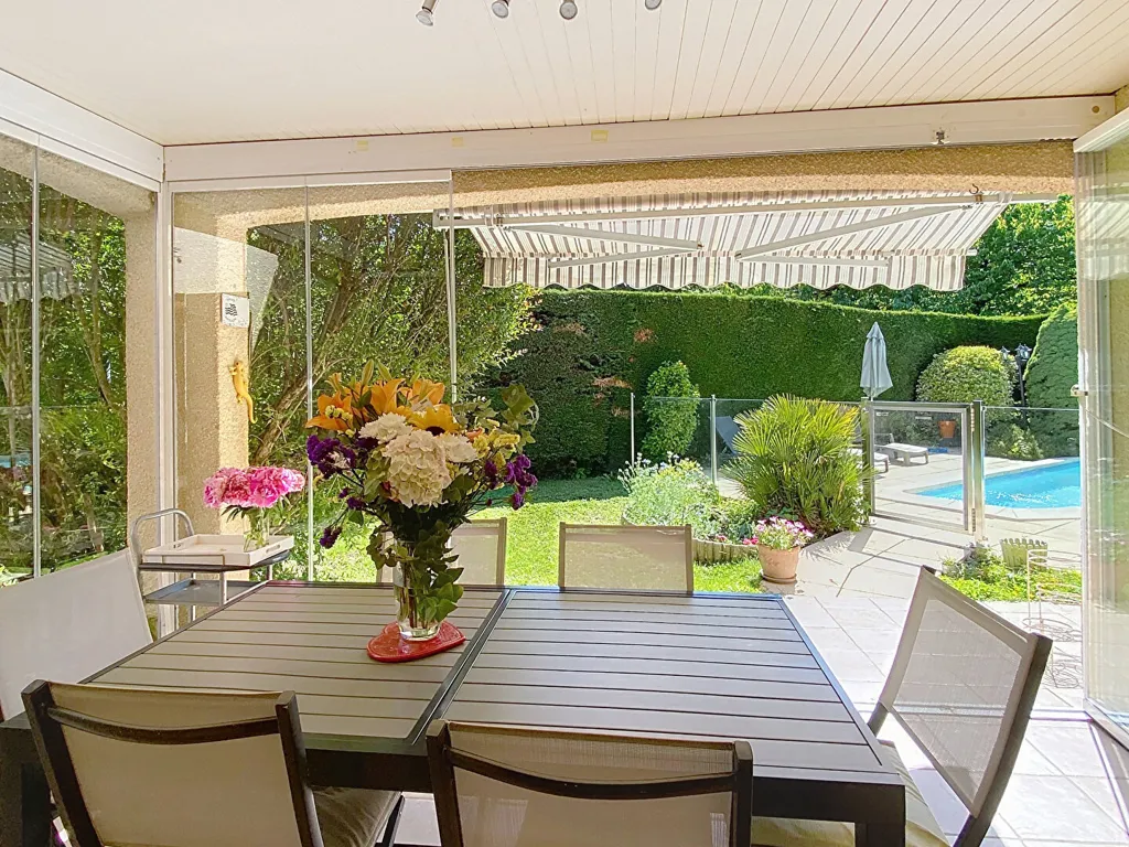 Terrasse - Maison avec Piscine et Garage Double à Genas