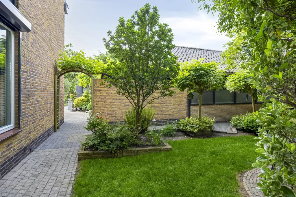 Aed - Semi-Detached Home with Workshop in Honselersdijk