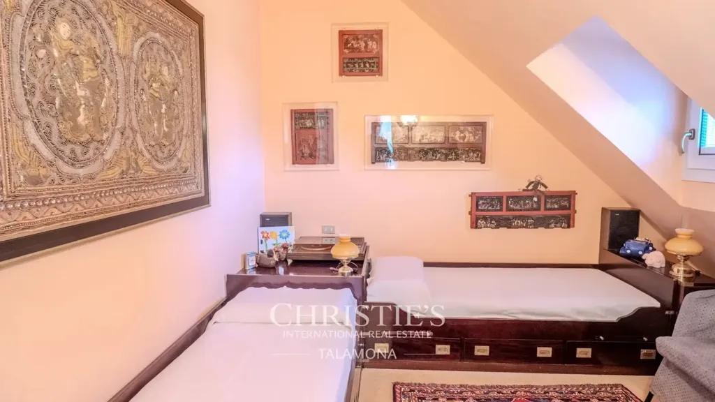 Bedrooms - Lakefront Villa with Private Park in Ranco