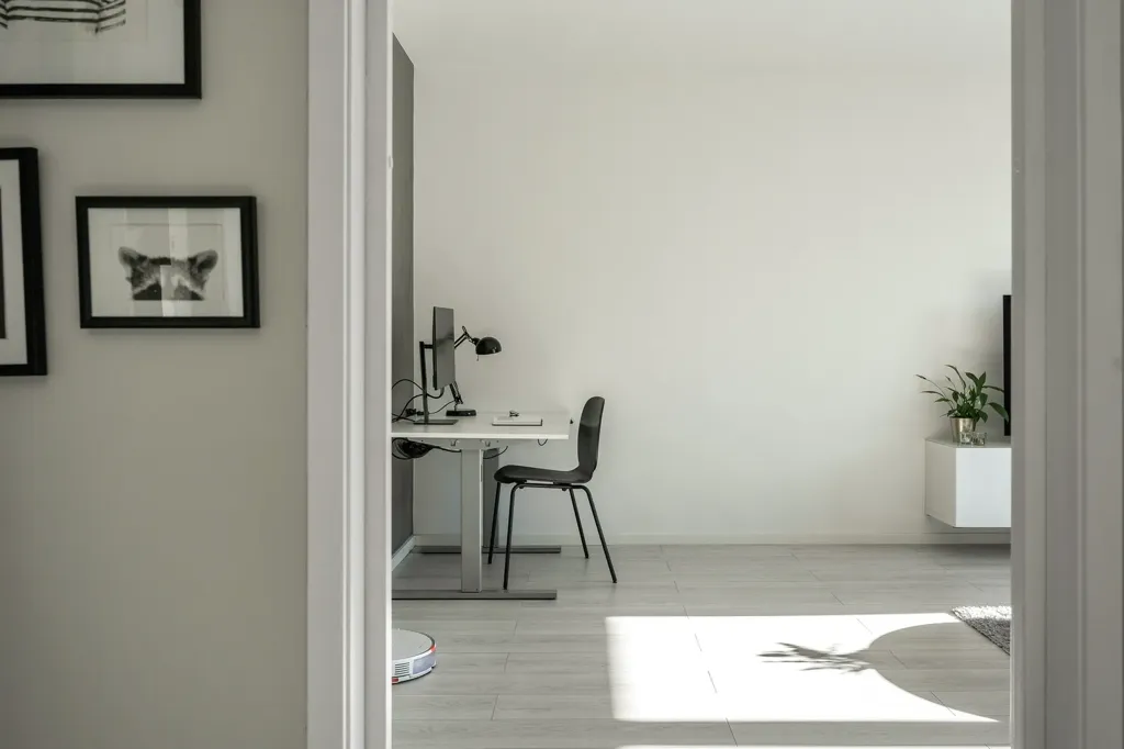 Soggiorno - Modern Two-Bedroom Flat with Large Windows in Majorna