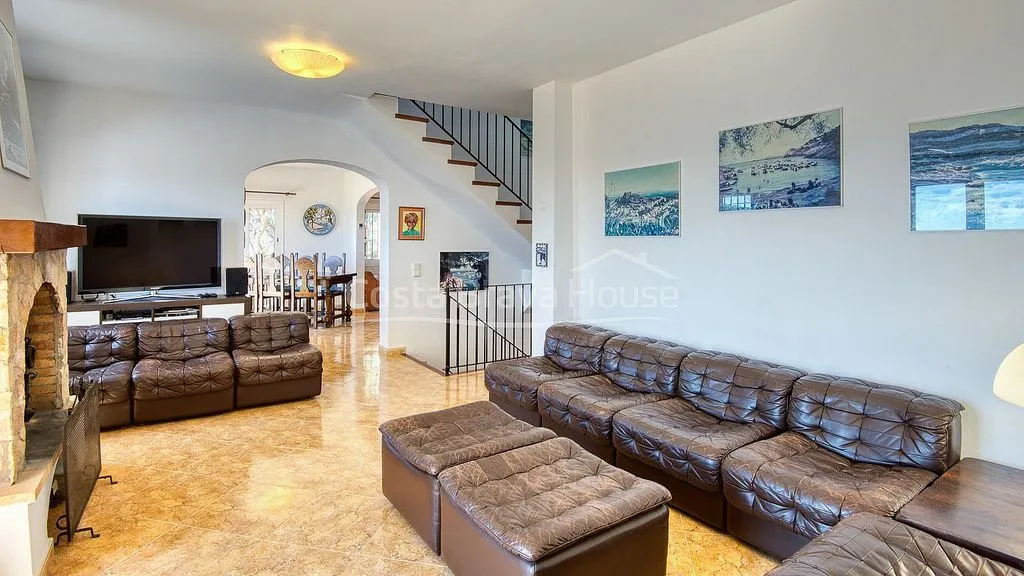 Wohnzimmer - Villa with Pool and Sea Views in Sa Tuna