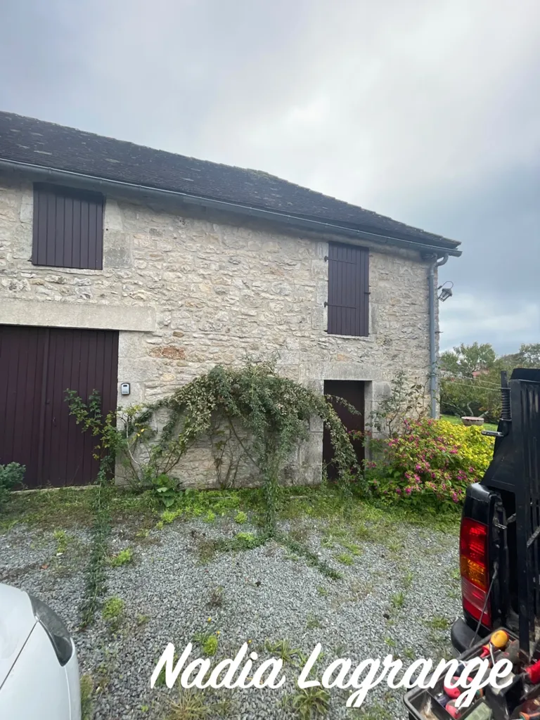 Extérieur - Maison en Pierre avec Grange et Hangar au Calme
