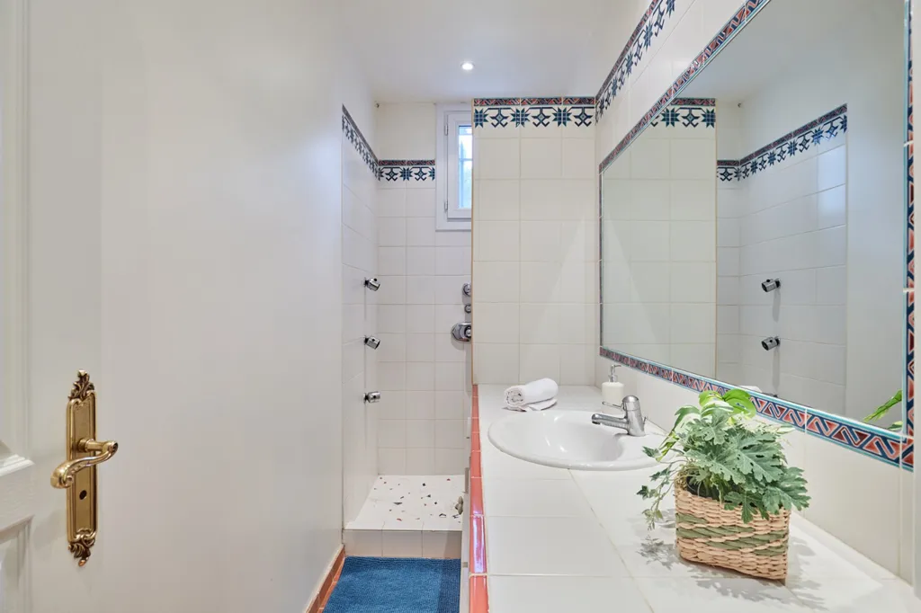 Bathrooms - Secure Reception Property with Pool in Aix-en-Provence