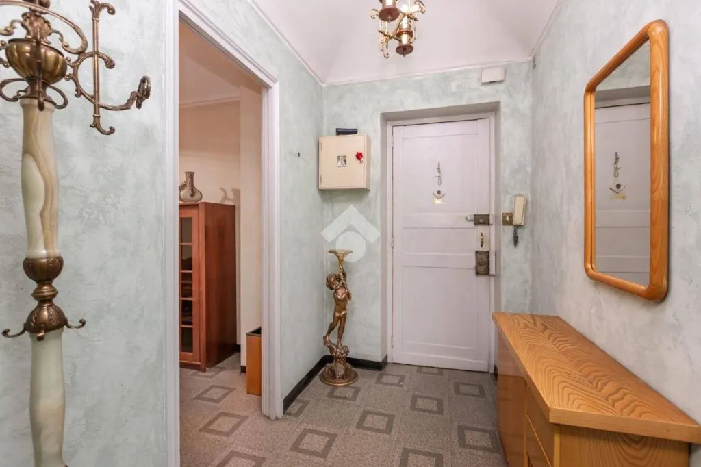 Hallway - Trilocale with Balcony in Torino