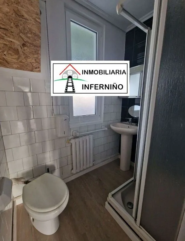 Baños - Casa con terraza y local comercial en Piñeiros