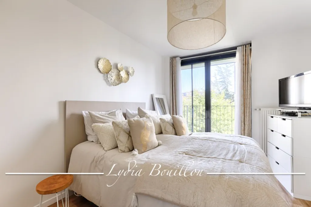 3-Bed Apartment with Balcony in La Défense