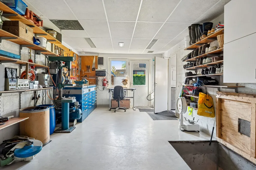 Garage - Spacious Family Home with Garden in Eibergen