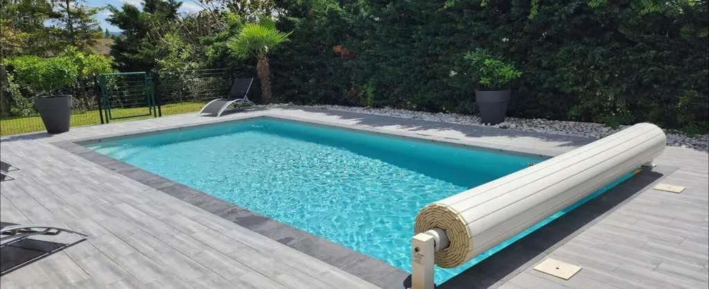 Bassein - Villa with Pool in Grigny
