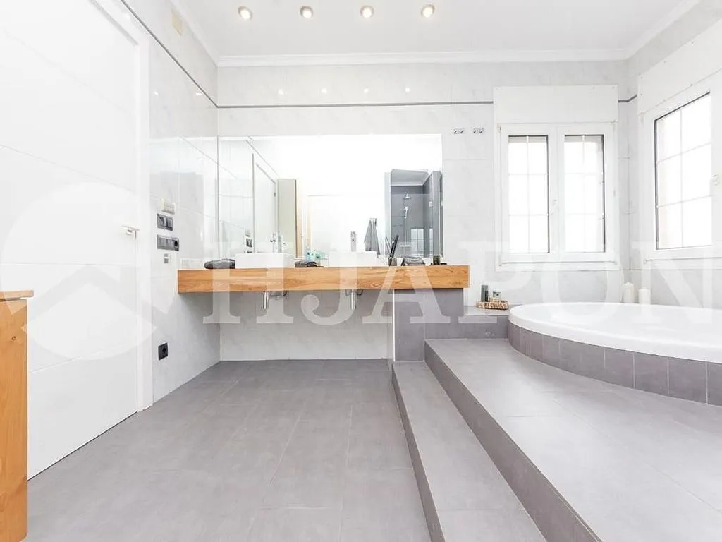 Vannitoad - House with Indoor Pool in Argentona