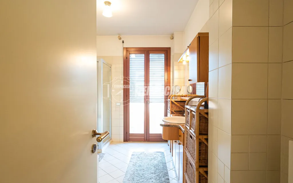Salles de bain - Mansard Apartment with Balcony in Mariano Comense