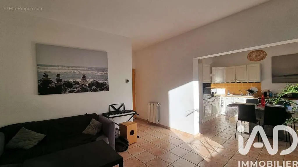 Living Room - 3-Bed Apartment in Châteaurenard Centre