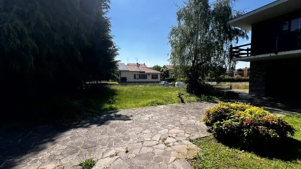 Aed - Villa with Edificabile Potential in Bernareggio
