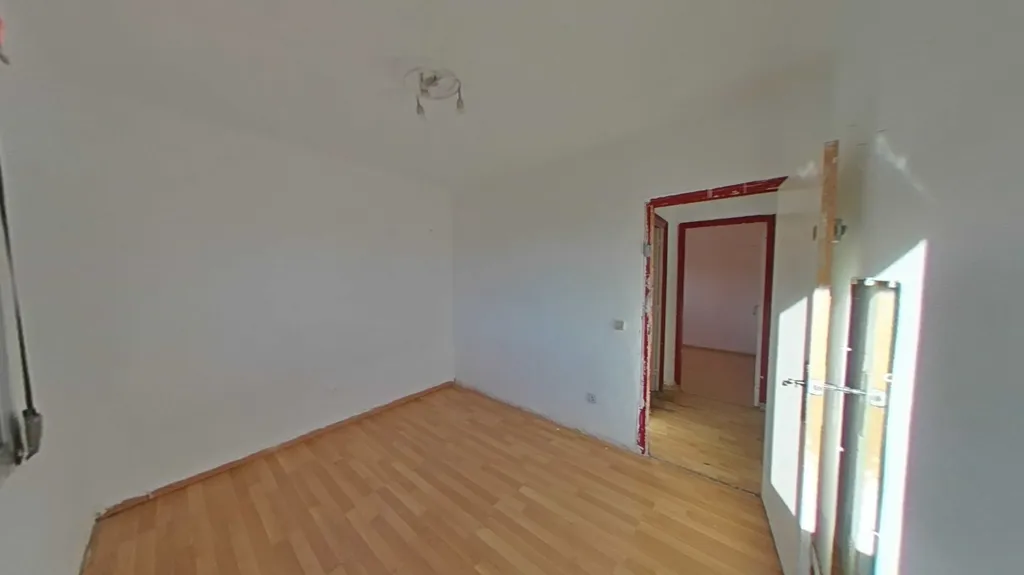 Pièces - Flat with Parquet Floors in Badalona