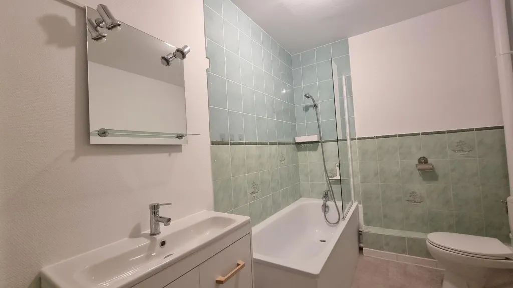 Salles de bain - Appartement 2 Pièces avec Parking à Chambray-lès-Tours