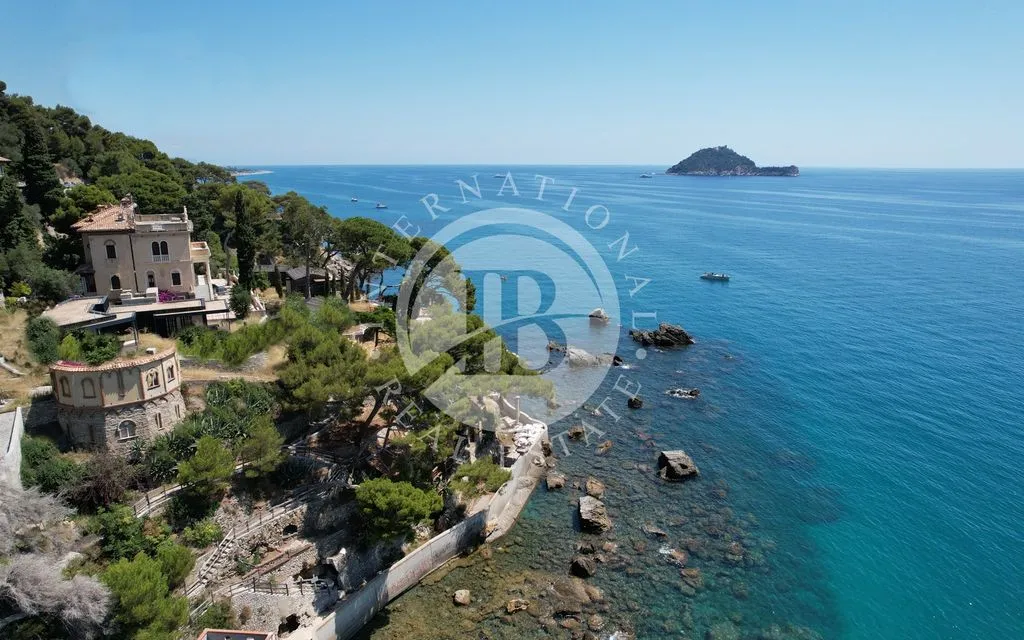 Õhuvaade - Historic Villa with Private Beach in Alassio