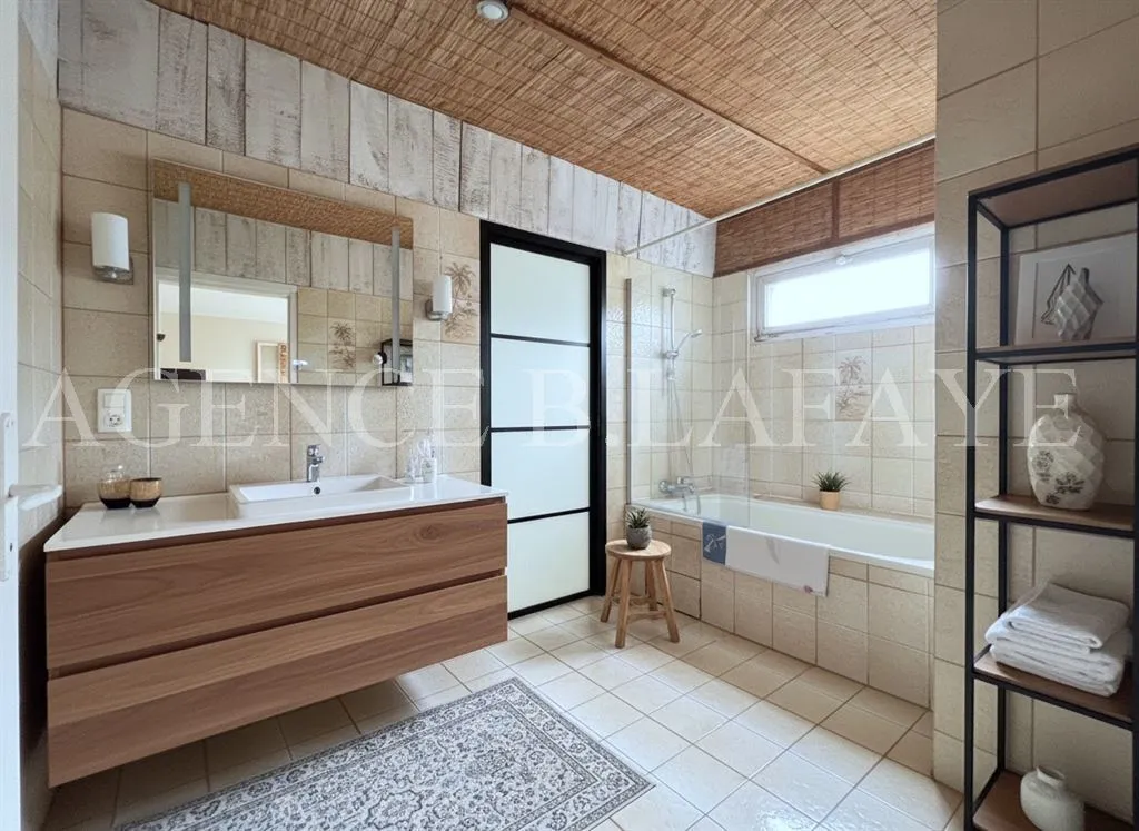 Bathrooms - Stone House with Garden in Talence