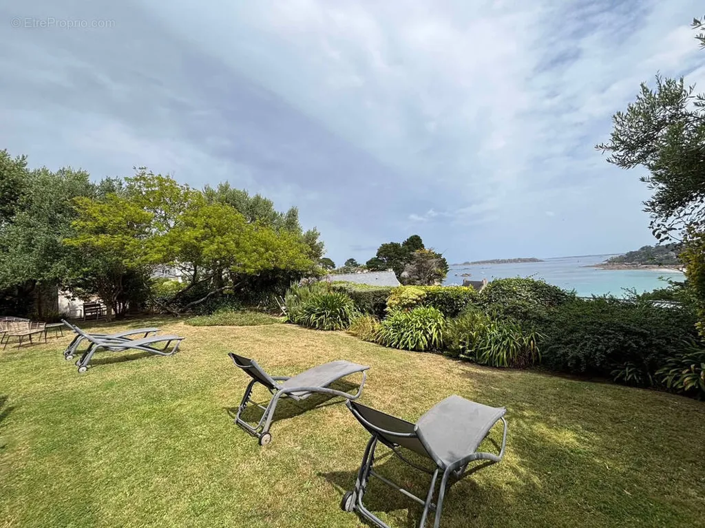 Aed - 1970s House with Sea View in Perros-Guirec