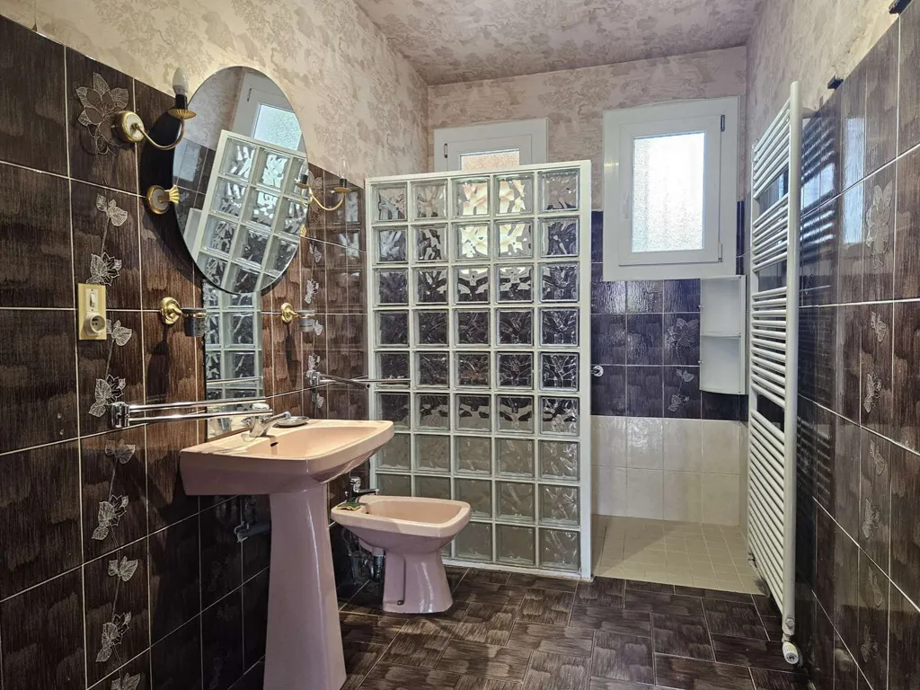Salles de bain - Villa Élégante avec Sous-Sol à Lavardac
