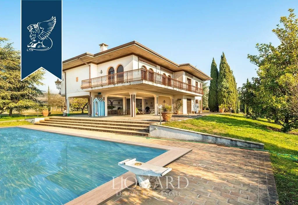 Piscine - Luxury Villa with Pool and Park in Verona