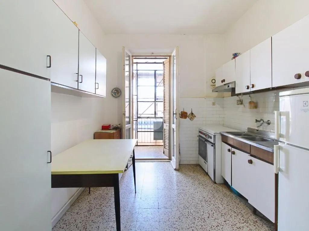 Cuisine - Spacious 4-Bedroom Apartment with Garage in Pisa