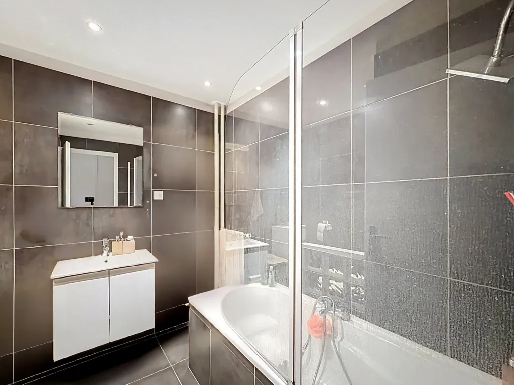 Bathrooms - 2-Bedroom Apartment with Quiet Setting in Lyon 9