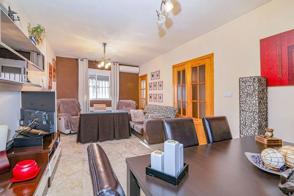 Söögituba - Semi-detached House with Pool on Avenida de Andalucía