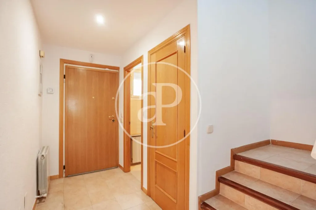 Esik - Semi-detached Chalet with Terrace in Barajas